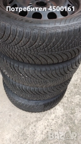 Зимни гуми Goodyear , снимка 3 - Гуми и джанти - 52886716
