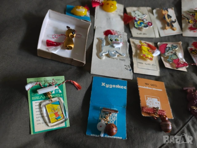 Продавам мартеници НРБ с фигури : Ну ,погоди, мечета , жаба ,Олимпиада , Смърф , снимка 4 - Колекции - 53627248