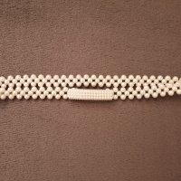 Елегантен еластичен колан бижу с бели/бежови перли и правоъгълна закопчалка с малки перли, снимка 2 - Колани - 41560220