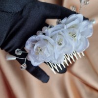 Сватбен аксесоар - метален гребен с три красиви бели цветя от плат, снимка 2 - Аксесоари за коса - 39300070
