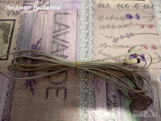 Кабел удължител за тонколона с накрайник тип тире точка.