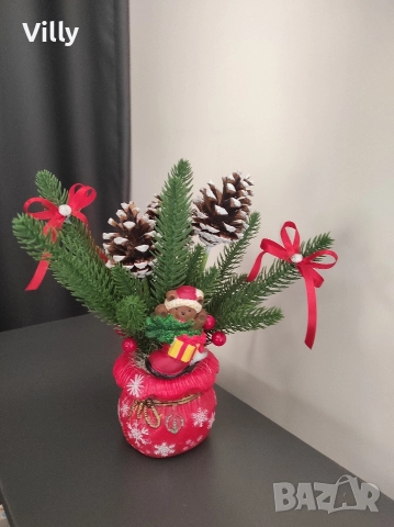 Коледна декорация - кашпа с мече и шишарки