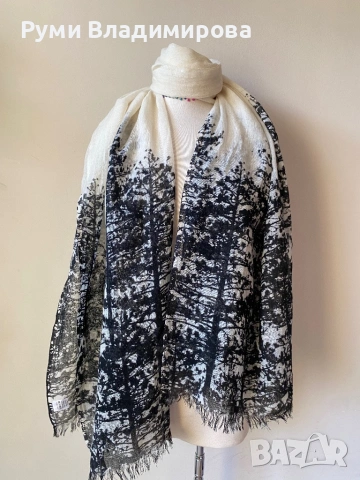 Шал в екрю с принт на борове от 100 % вълна