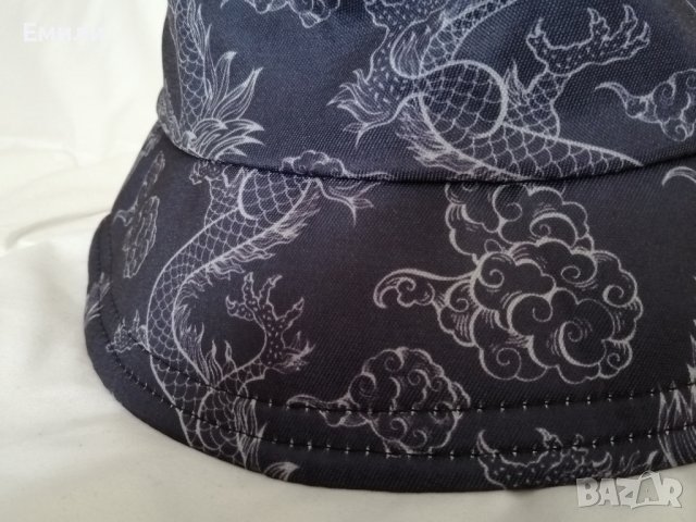 Синя шапка идиотка с принт китайски дракони и облаци в бял цвят, снимка 4 - Шапки - 41716705