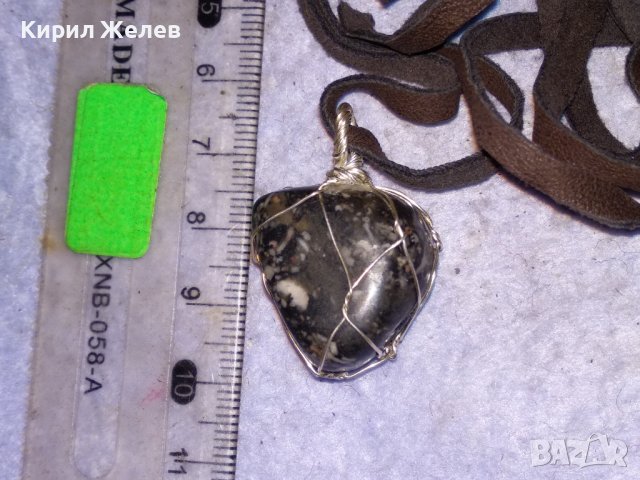 КРАСИВ ВИНТИДЖ - АРТ МЕДАЛЬОН НАТУРАЛЕН КАМЪК ЧЕРЕН ЯСПИС с ШНУРЧЕ от ВЕЛУР 13776, снимка 6 - Колиета, медальони, синджири - 41483359