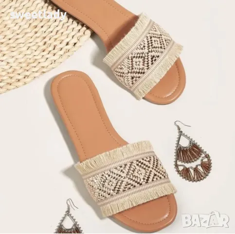 Летни чехли със сламена декорация