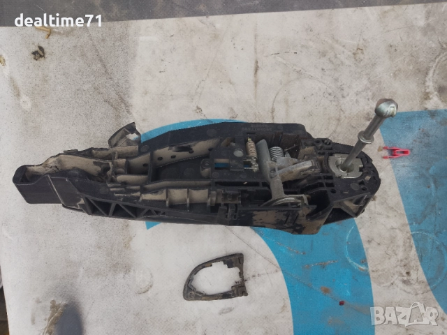 Дръжка задна лява багажна врата Peugeot Partner 2018г., снимка 2 - Части - 52303625