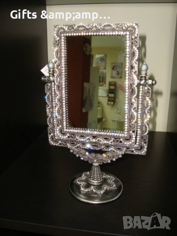 Изящно метално огледало с инкрустирани кристалчета