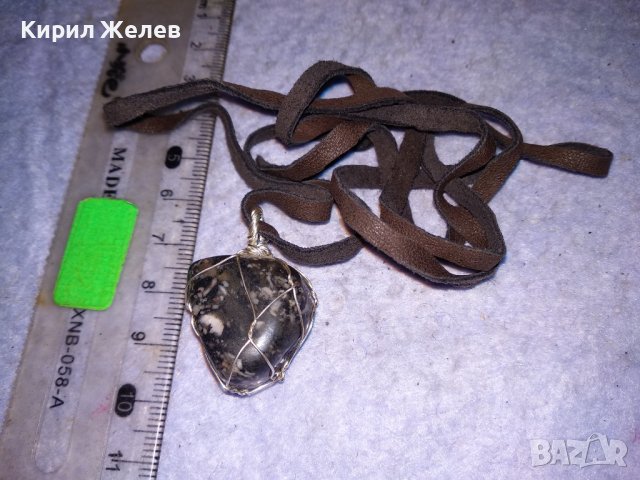 КРАСИВ ВИНТИДЖ - АРТ МЕДАЛЬОН НАТУРАЛЕН КАМЪК ЧЕРЕН ЯСПИС с ШНУРЧЕ от ВЕЛУР 13776, снимка 7 - Колиета, медальони, синджири - 41483359