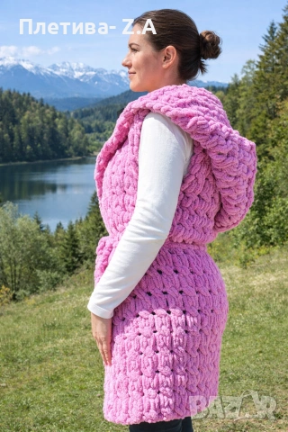 Дамски елек с качулка и коланче 