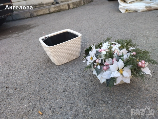 Саксия с изкуствени цветя