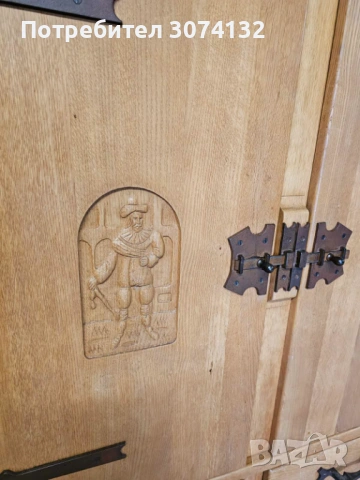 Шкаф с дърворезба и метален обков, снимка 3 - Шкафове - 53037452