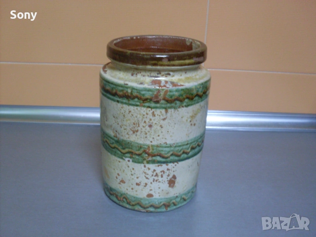 Стар български керамичен съд с маркировка.