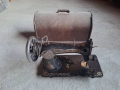 Автентична шевна машина Singer в комплект с оригиналната подложна маса, снимка 4