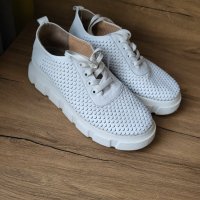 Бели летни обувки с перфорация , снимка 1 - Дамски ежедневни обувки - 40912412