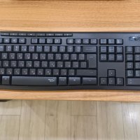 Комплект безжична мишка и клавиатура Logitech MK295/лоджитек безшумни , снимка 2 - Клавиатури и мишки - 42676656