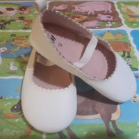 Бели пантофки ,,H&M" н-р 22, снимка 1 - Бебешки обувки - 41140312