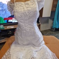 Елегантна къса  рокля с падащ ръкав, изработена от висококачествена дантела в бял цвят., снимка 5 - Рокли - 40257544