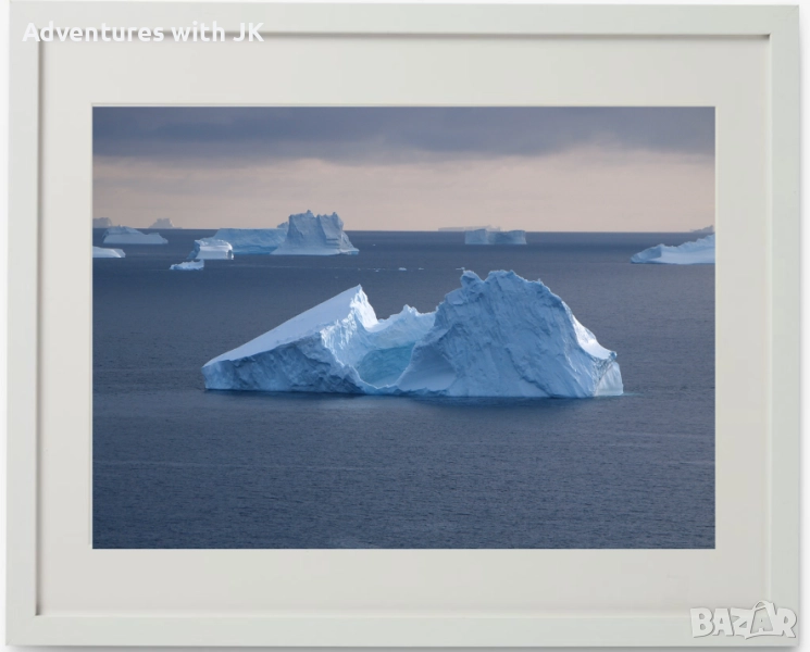 Авторски фотопринт "Ледници в Антарктика" в бяла рамка от MDF с паспарту с размер 40х50 см, снимка 1
