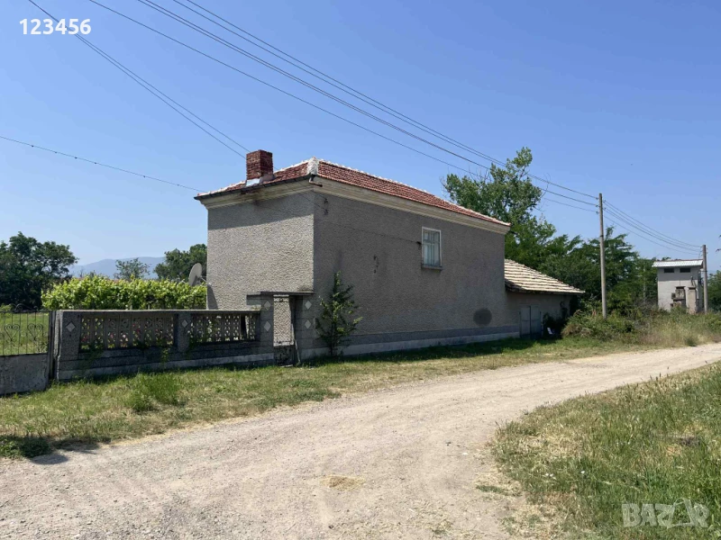 Къща с двор 2,2дка в с.Златовръх , снимка 1