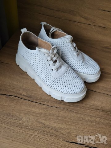 Бели летни обувки с перфорация 