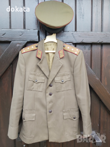 Стара офицерска униформа от соца.