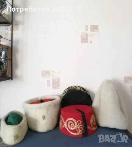 Фолклорни шапки, калпаци, фесове, бродирани тибитейки.