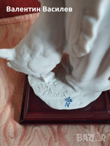 Каподимонте Момиче с пате порцелан бискуит , снимка 5 - Статуетки - 52104034