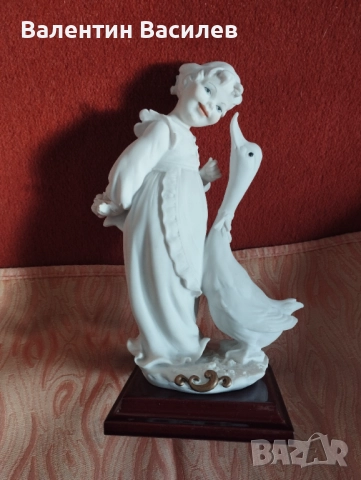 Каподимонте Момиче с пате порцелан бискуит , снимка 8 - Статуетки - 52104034