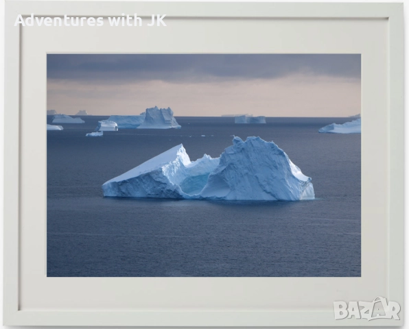 Авторски фотопринт "Ледници в Антарктика" в бяла рамка от MDF с паспарту с размер 40х50 см