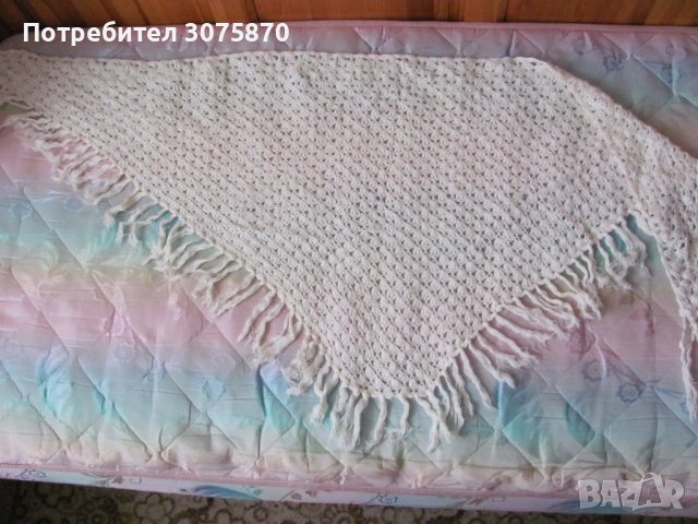 2 бели триъгълни шала - плетени от старо време