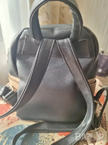 Дамска раница,среден размер,цвят черен и златист,като нова, снимка 5 - Чанти - 49025688