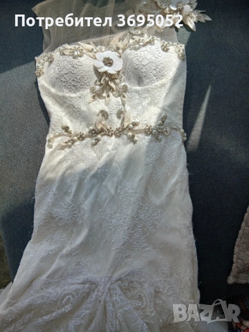 Рокля с дантела и камъни на цветя с шлейф и гол гръб подходяща за годеж или сватба 