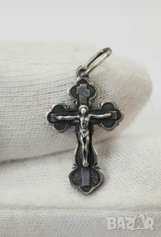 Старинен сребърен кръст с разпятие бог спаси и сохрани с подарък вързанка за врата