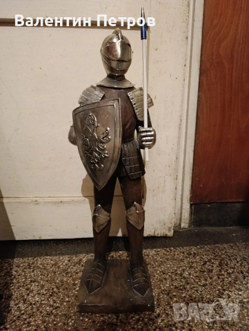 дървена статуетка рицар