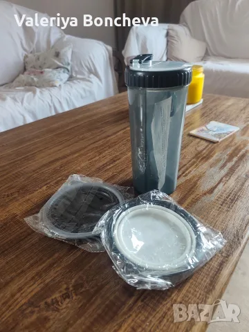 Шише с купички за вода за куче