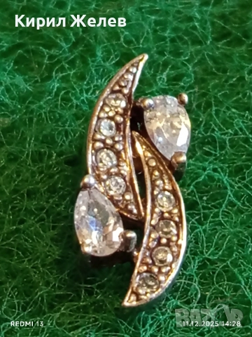 Елегантна модерна сребърна висулка с абстрактен дизайн и инкрустирани кристали 50939