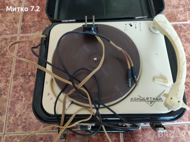 Стар руски грамофон " Концертньй " с бакелитен куфар, снимка 2 - Антикварни и старинни предмети - 50481266