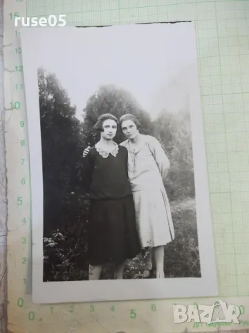 Снимка стара на две дами пред дървета