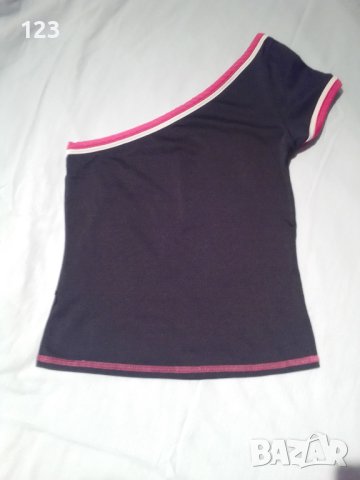 Спортно-елегантен комплект от клин и блузка с едно рамо и надпис “Feedom” – в превод „Свобода“, снимка 3 - Потници - 42170223