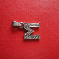 Сребърна висулка медальон с камъни 925  буква М, снимка 4 - Колиета, медальони, синджири - 44620367
