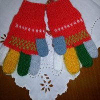 Ръчно плетени сувенирни вълнени детски ръкавички, снимка 7 - Шапки, шалове и ръкавици - 34229572