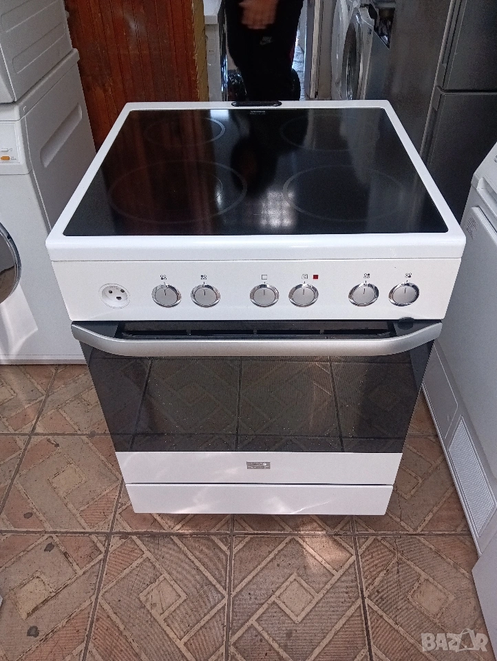 Като нова свободно стояща печка с керамичен плот Voss Electrolux с две години гаранция!, снимка 1