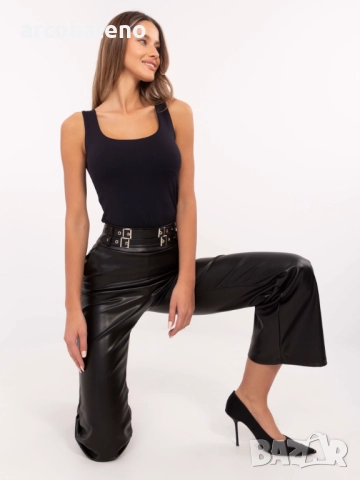 Дамски черен панталон от еко кожа с декоративни презрамки, снимка 2 - Панталони - 52161163