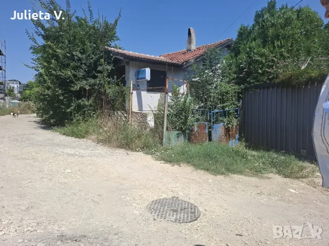 Продавам къща с двор