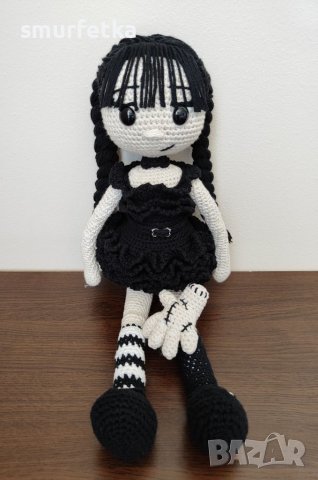 Плетена кукла Уенсдей Адамс, снимка 4 - Плюшени играчки - 41642455