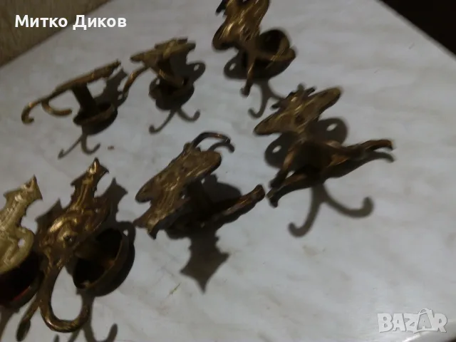 Старинна месингова с патина закачалка с двойна кука и релефна орнаментика като  нови 7 броя, снимка 8 - Антикварни и старинни предмети - 55994202