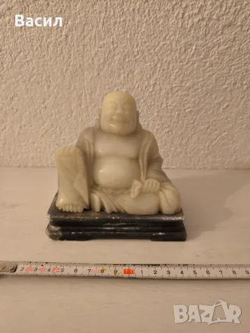 стара китайска скулптура на щастливия Буда.