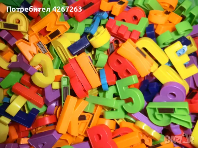 Голям лот от над 330 магнитни английски букви