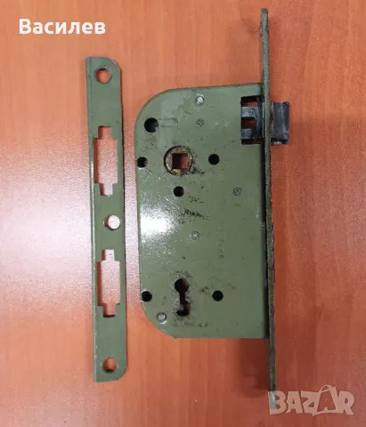 Продавам стари брави и дръжки към тях.